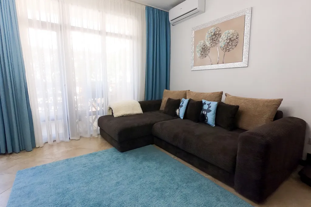 Двухэтажный дом с видом на горы