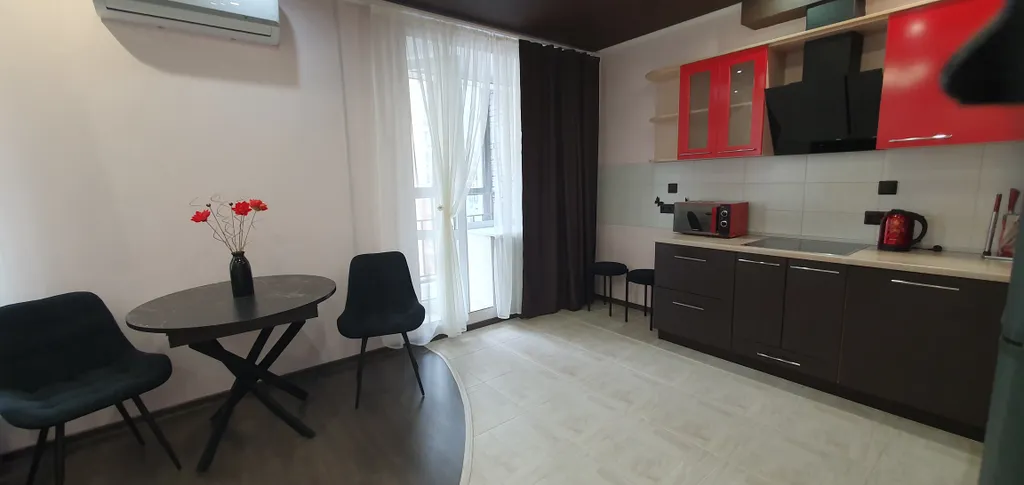 Уютная студия с отдельной спальной зоной, рядом с Иртышом