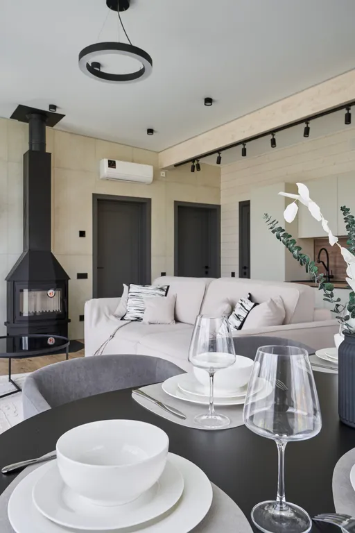 Просторный дом с сауной и камином в окружении леса и реки