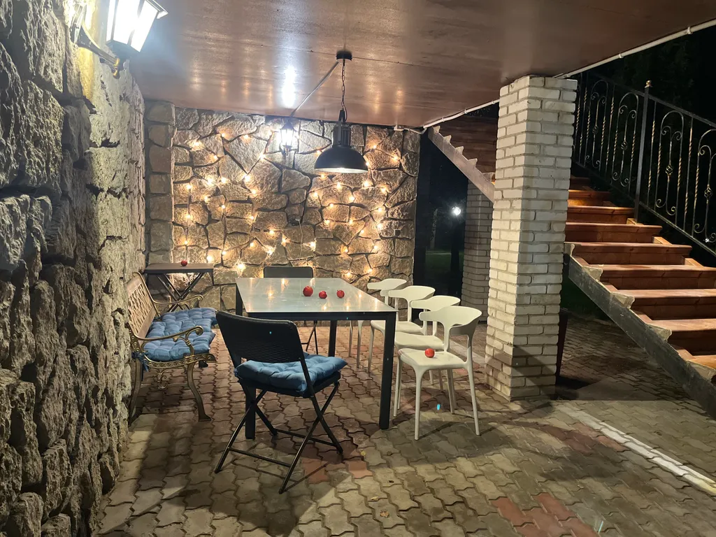 Коттедж на берегу Невы с lounge в гараже