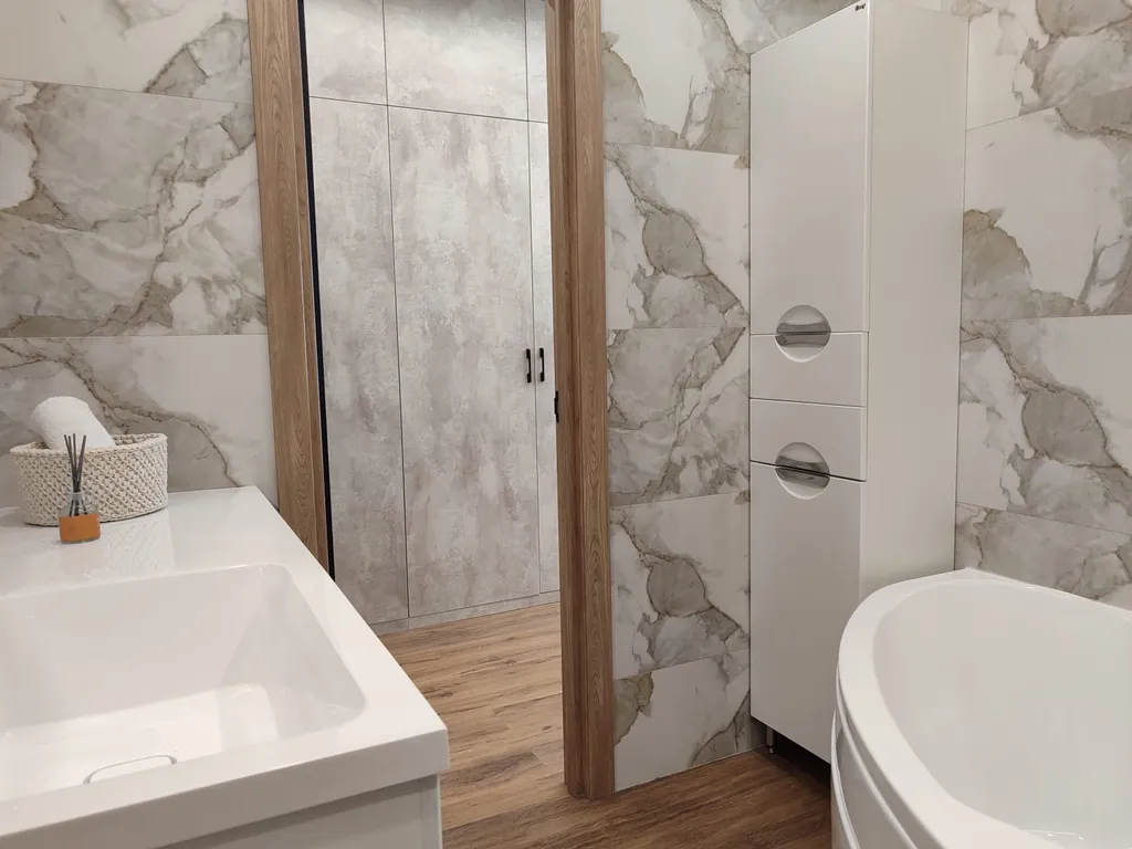 Домашний кинотеатр с большой ванной