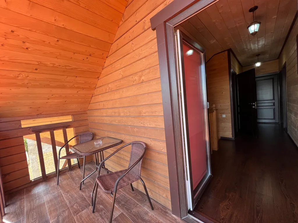 Дом с сауной и большой ванной на террасе