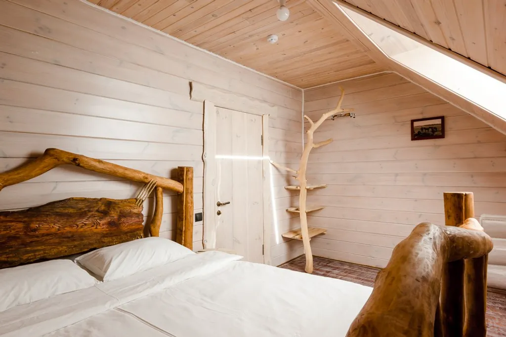 Экодом из вековой сосны с прудом и 7-м бассейном в 23 км от Минска