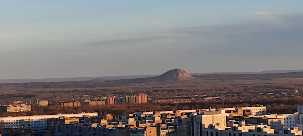 Смотровая квартира с панорамным видом на город с диваном и кроватью