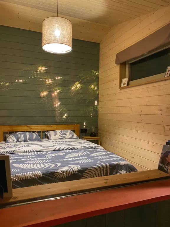 Дом на краю леса с видом на горы