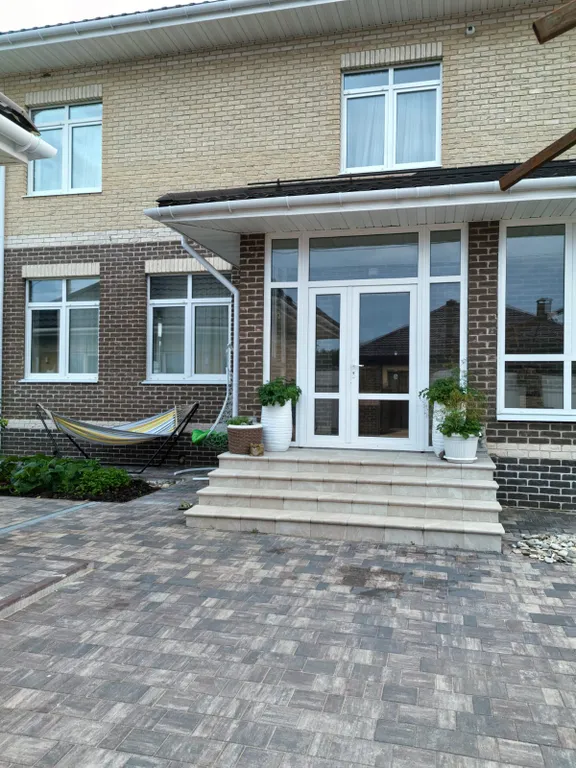 Резиденция в деревне в окружении леса