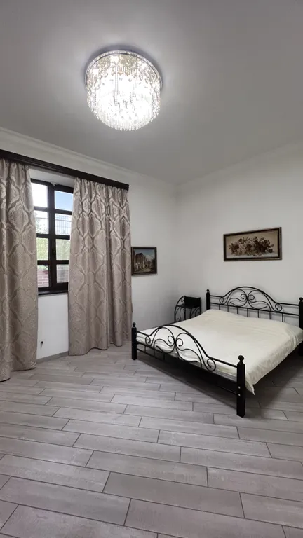 Дом "Вромса" на Хлебной - новый, брутальный, спокойный, комфортный.