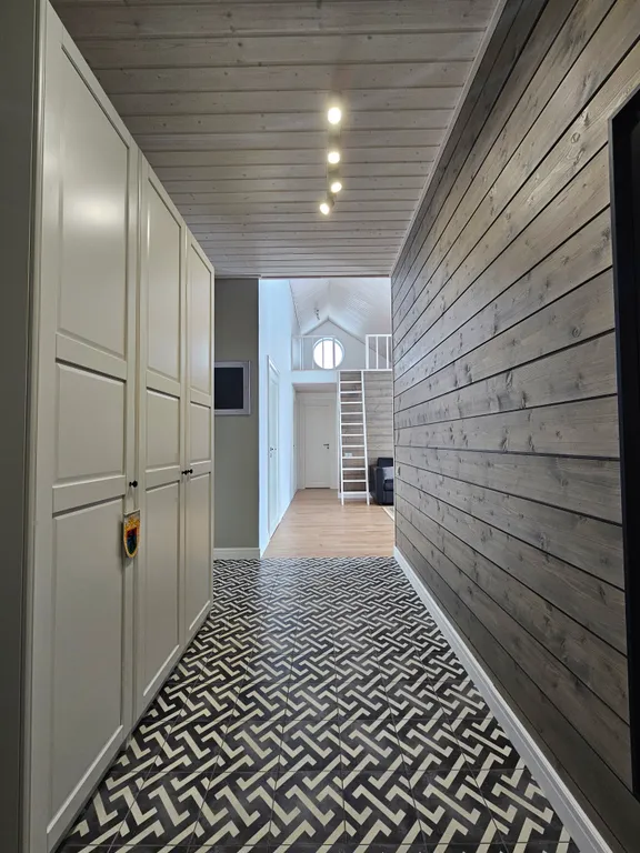 Дом на скале в окружении леса