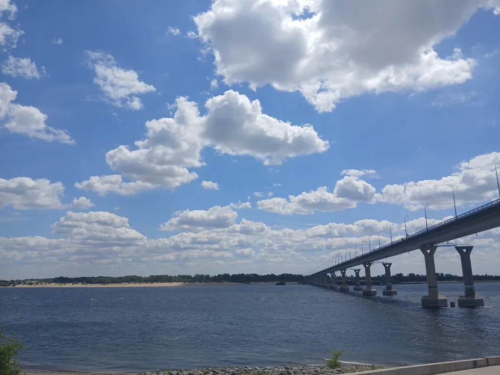 Жизнь с видом реку: огромная лоджия с панорамным остеклением в пол!