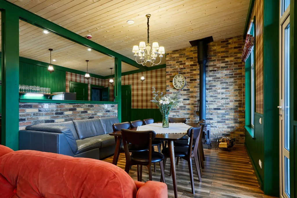 Большой коттедж с 5 спальнями, камином и террасой, Ромашка