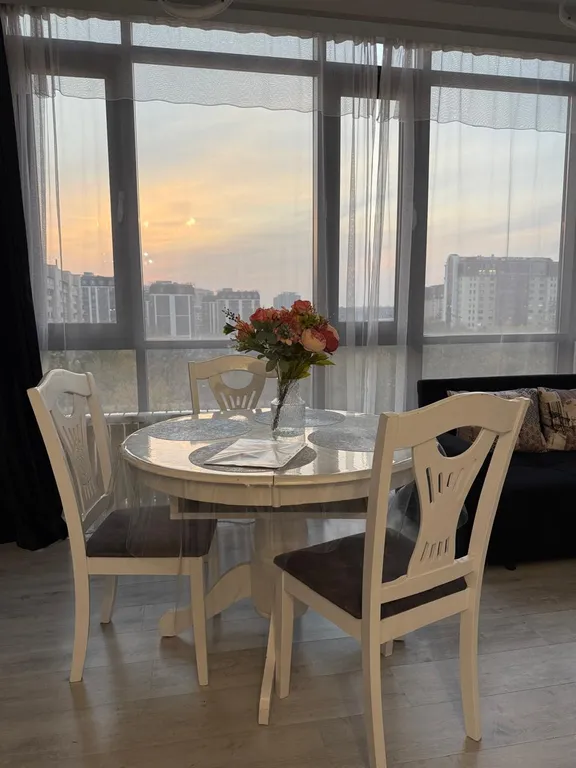 Витражные окна с красивым видом на город и новогодние салюты