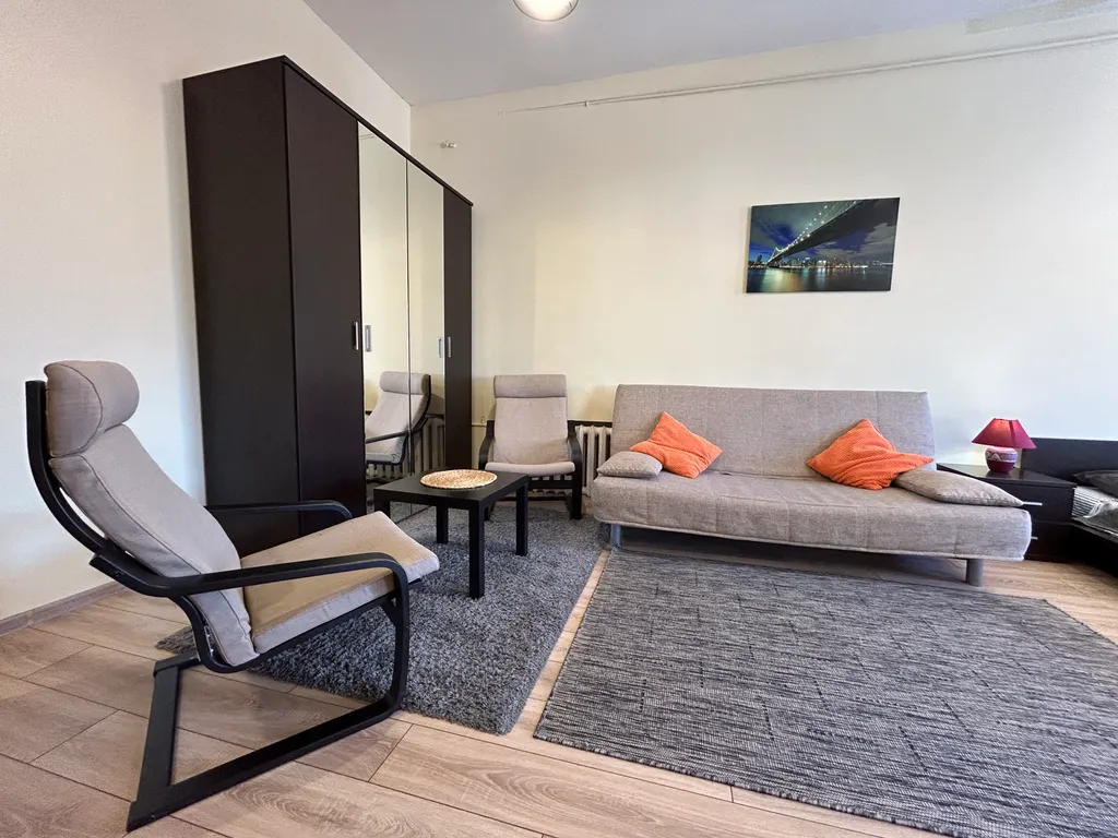 Студия возле кинотеатра Современник