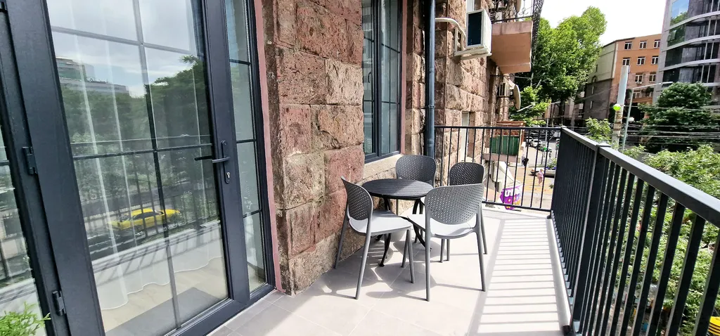 3-комнатная квартира с видом на парк у площади Республика