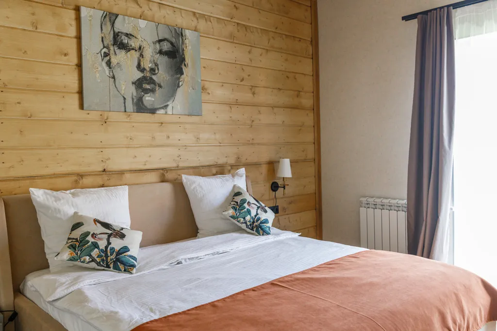 Трёхкомнатный коттедж в лесу у пруда