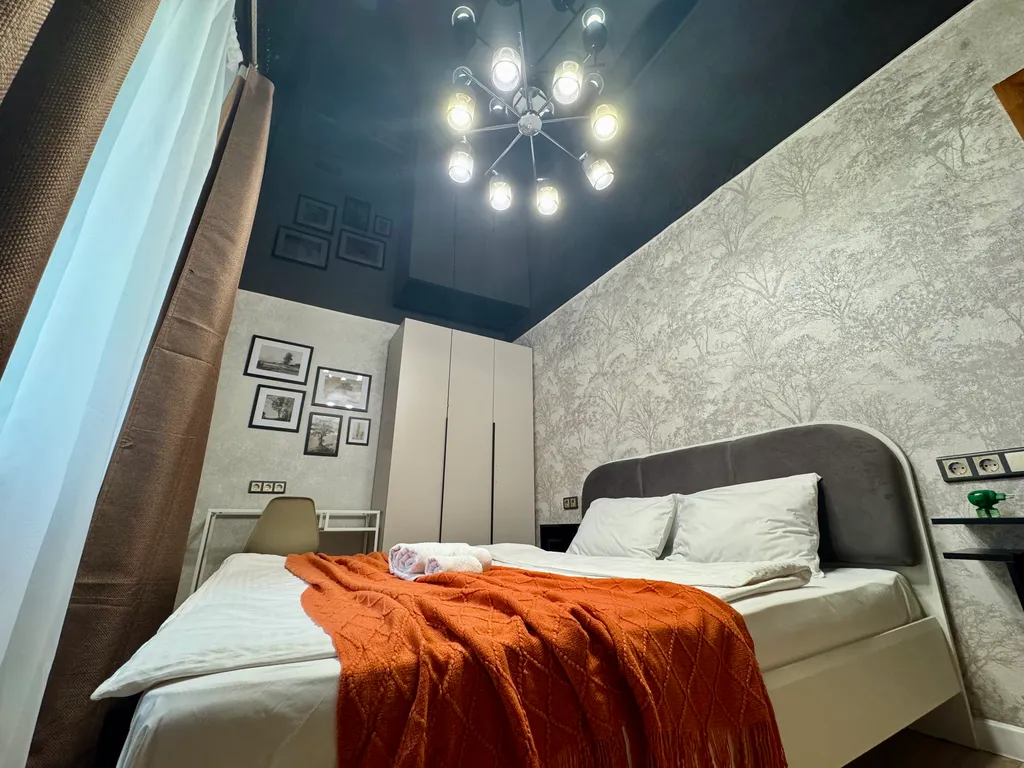 Двухкомнатная квартира люкс класса с камином в центре