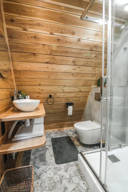 Треугольный домик с видом на лес и горы