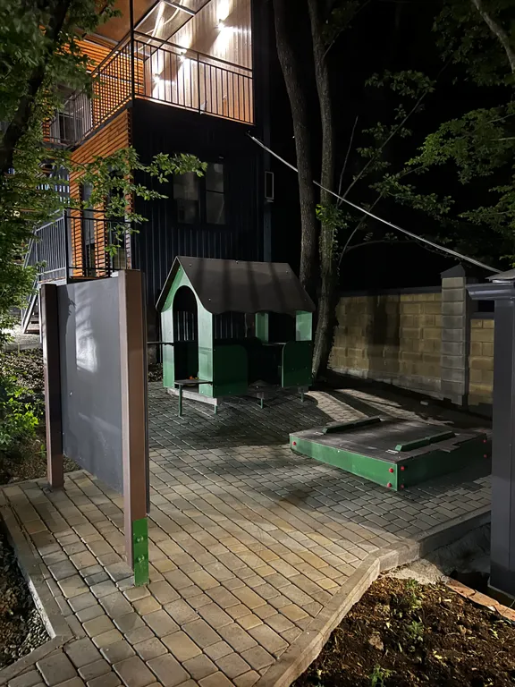 Домик в лесу с верандой и видом на море