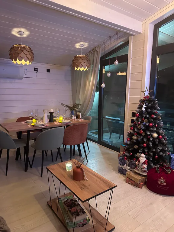 Дом в облаках у леса