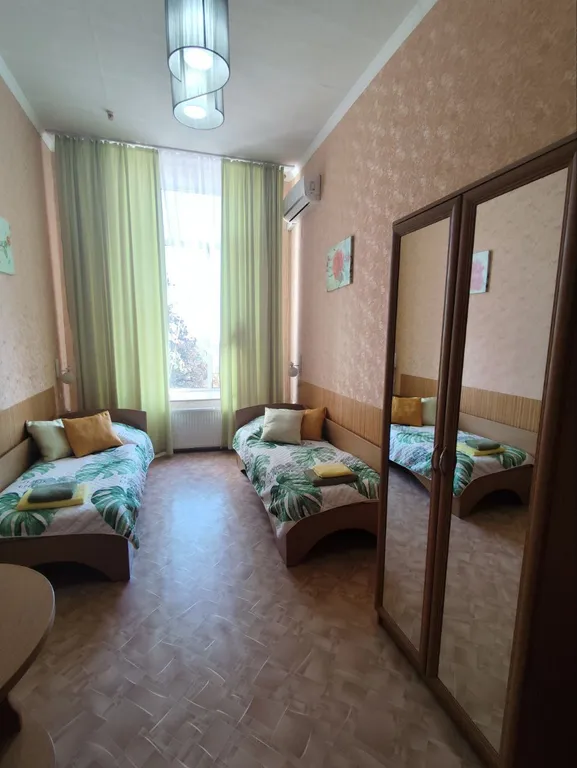 Трехместный номер с 2  кроватями и диваном. Стандарт с видом на море.