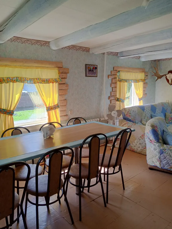 Уютный дом у пруда