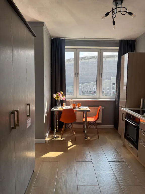 Уникальная студия с видом на стадион, арт-декором и PlayStation