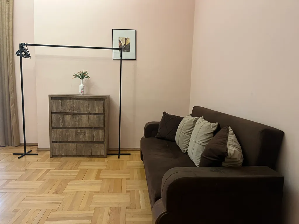 Трехкомнатная квартира с верандой в центре города