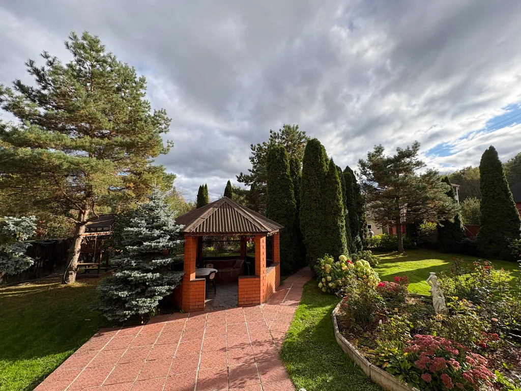 Дом с бассейном