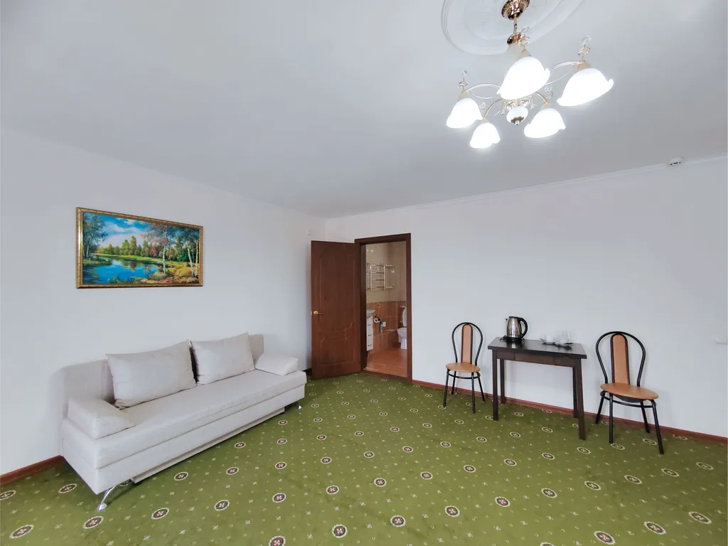 Просторный однокомнатный номер с диваном