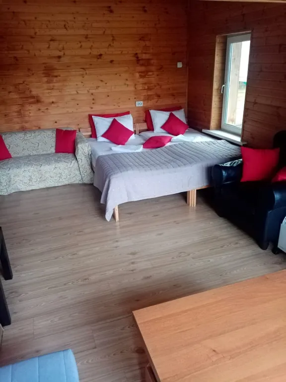 Уютный дом на берегу реки