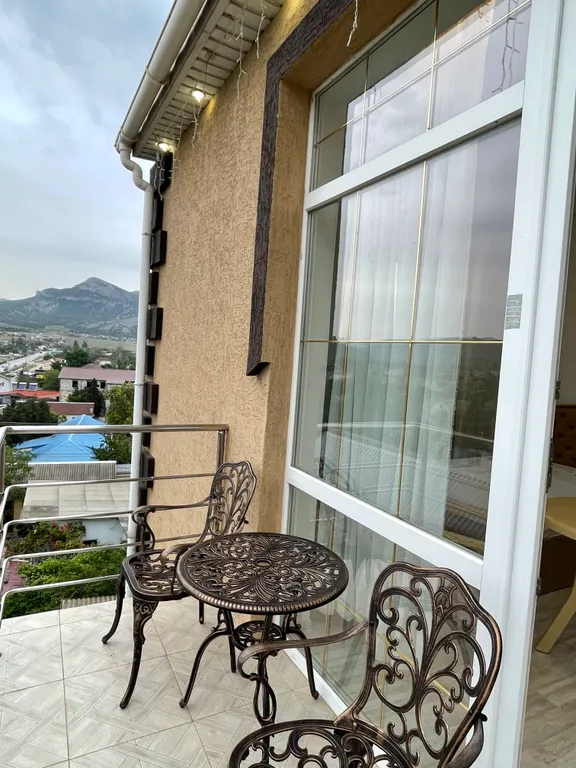 Четырёхместный номер люкс с балконом С видом на город и горы