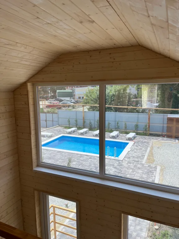 Деревянный домик в эко-комплексе с бассейном