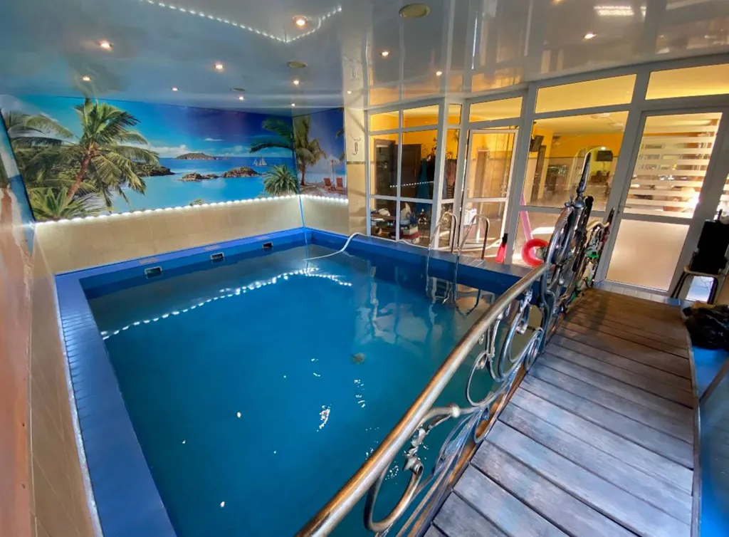 Дом с баней и бассейном