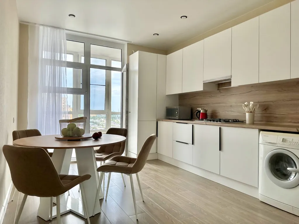 Квартира с видом на сквер и фонтан