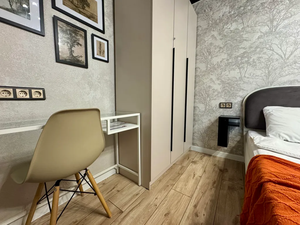 Двухкомнатная квартира люкс класса с камином в центре