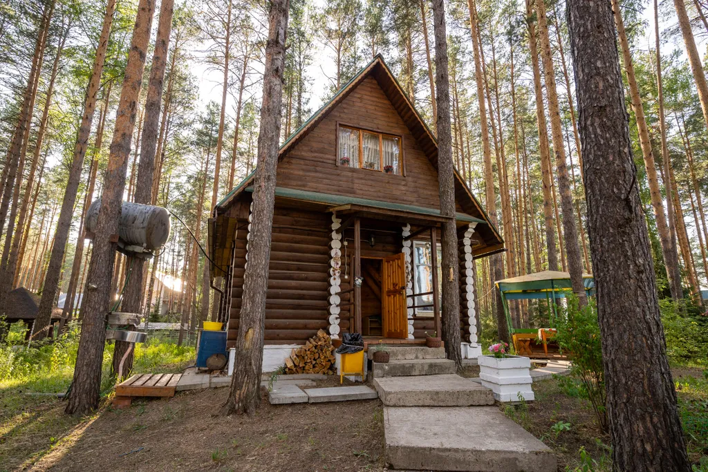 Деревянный дом в лесу у реки с беседкой (3)