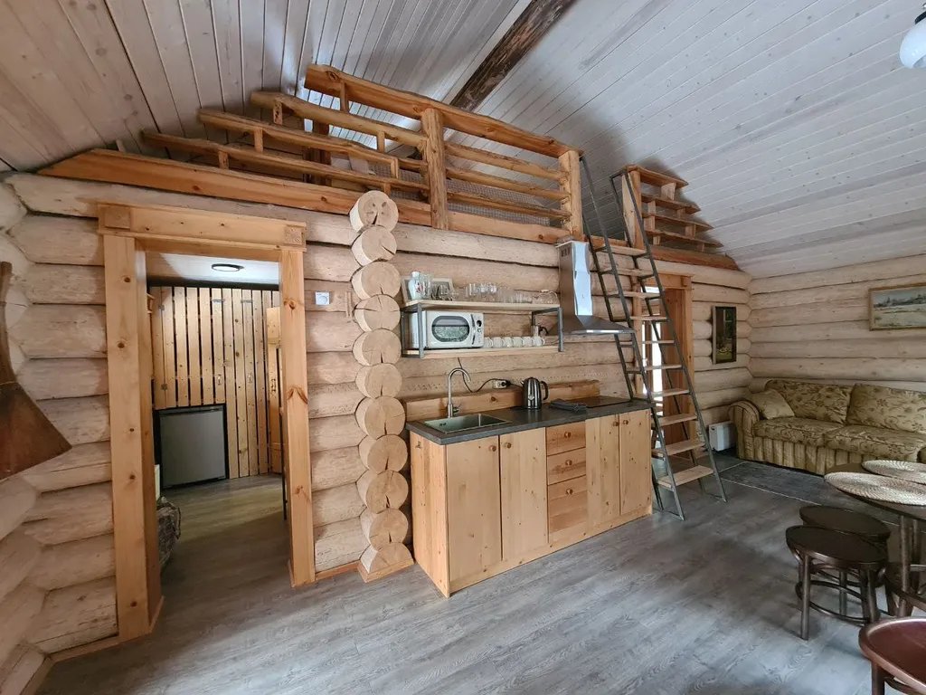 Уютный дом на лесном участке у озера, рядом с городом