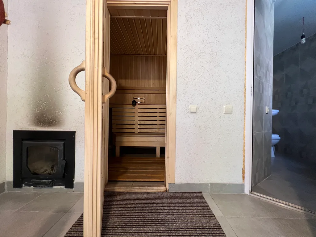 Дом с бассейном и баней