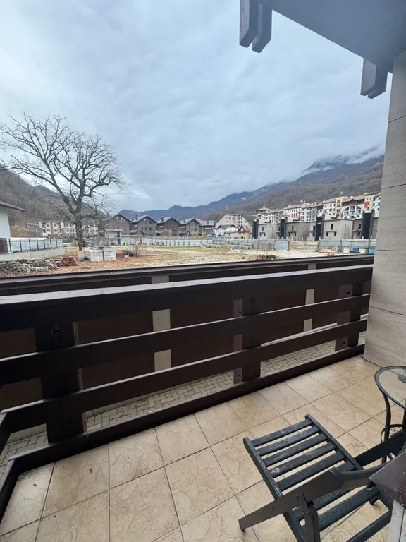 Студия с выделенной спальней и балконом в центре