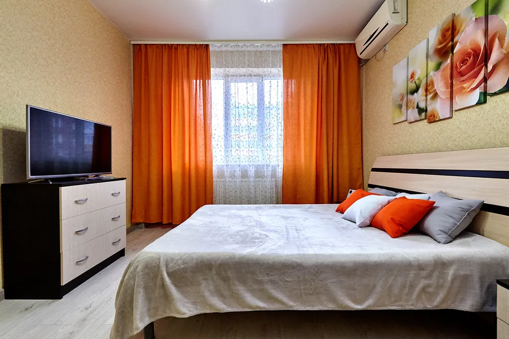 Апартаменты Оранж с диваном в кухне-гостиной