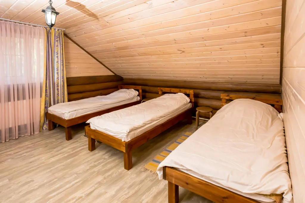 Дом в лесу на берегу реки Пра