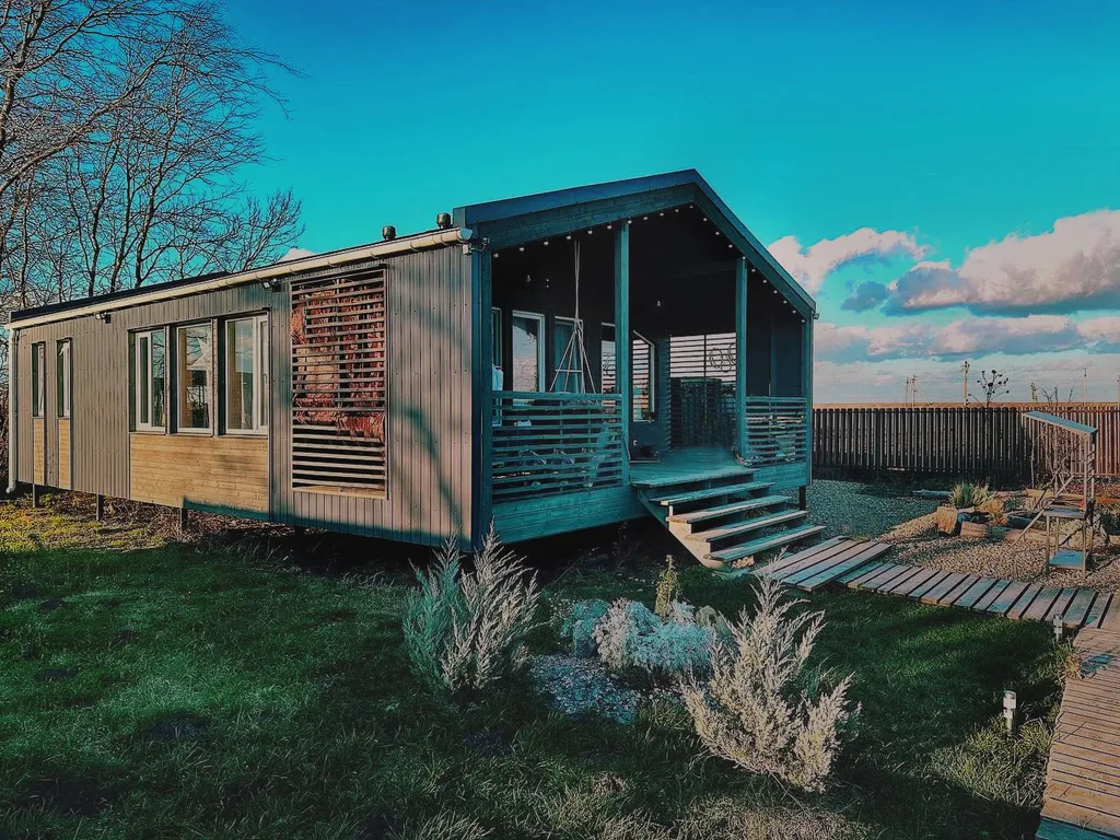 Большой дом с видом на озеро