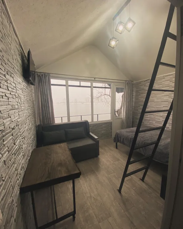 Уютный дом с видом на пруд и горы