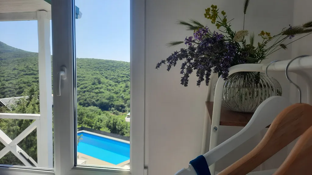 Уютный коттедж с теплым бассейном и видом на холмы Б.Утриша