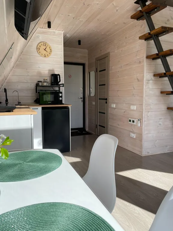 Треугольный домик с видом на горнолыжку