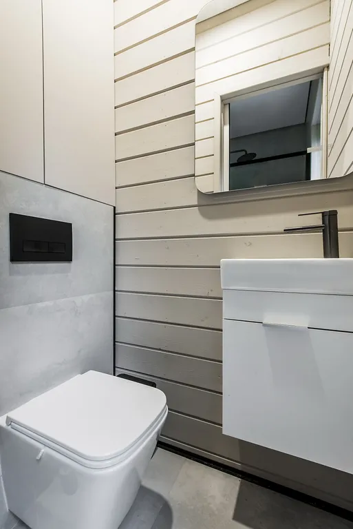 Уютный дом в окружении  леса