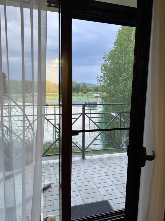 Семейный апартамент у озера на горнолыжном курорте Солнечная Долина