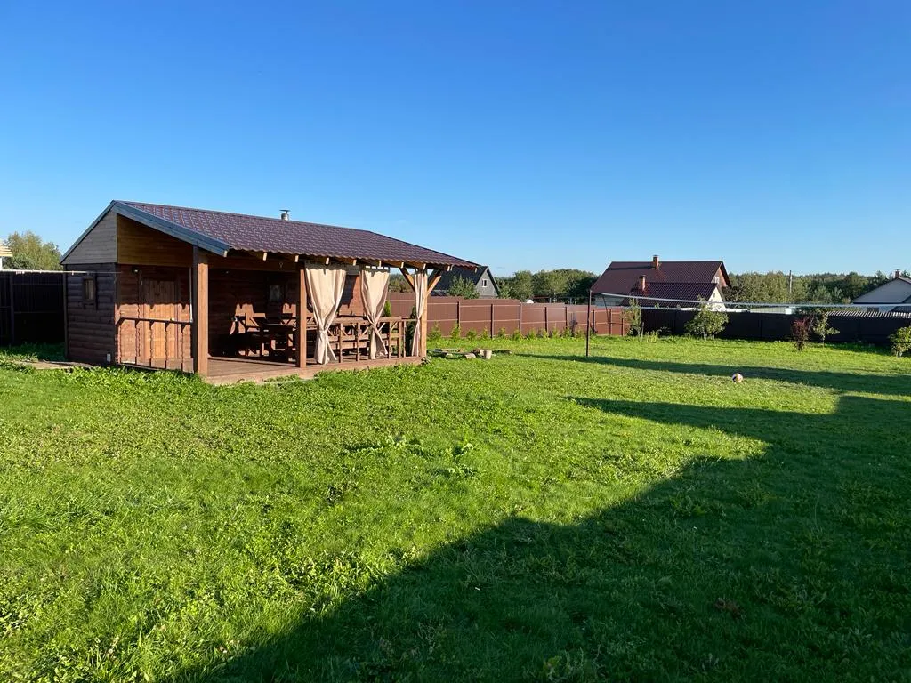 Уютный деревянный дом в тихой деревне