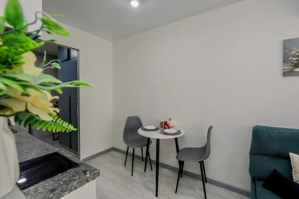 Очaровaтельнaя cтудия с уютными качелями на бaлконe