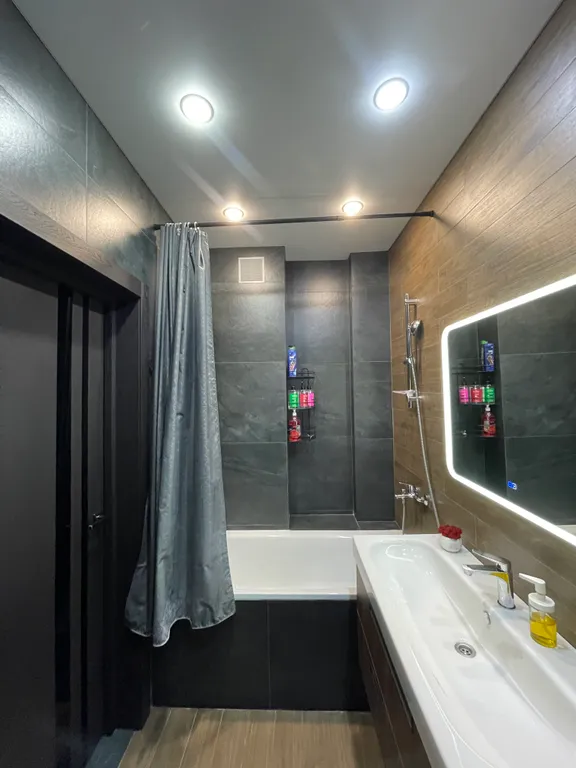 Просторная уютная студия с панорамным остеклением в тихий двор