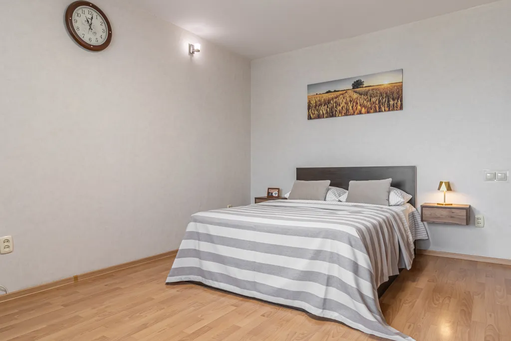 Светлая просторная квартира в самом центре города — аренда посуточно в Курган